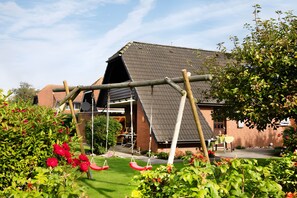 Property grounds - 'Holiday Home Britschock' with Private Terrace, Garden and Wi-Fi (Friedrichskoog)