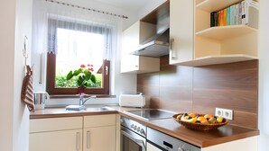 Eine moderne Küche mit Toaster, Spüle und Obstschale auf der Arbeitsfläche.