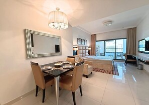 Appartement Confort, vue baie | Restauration dans la chambre