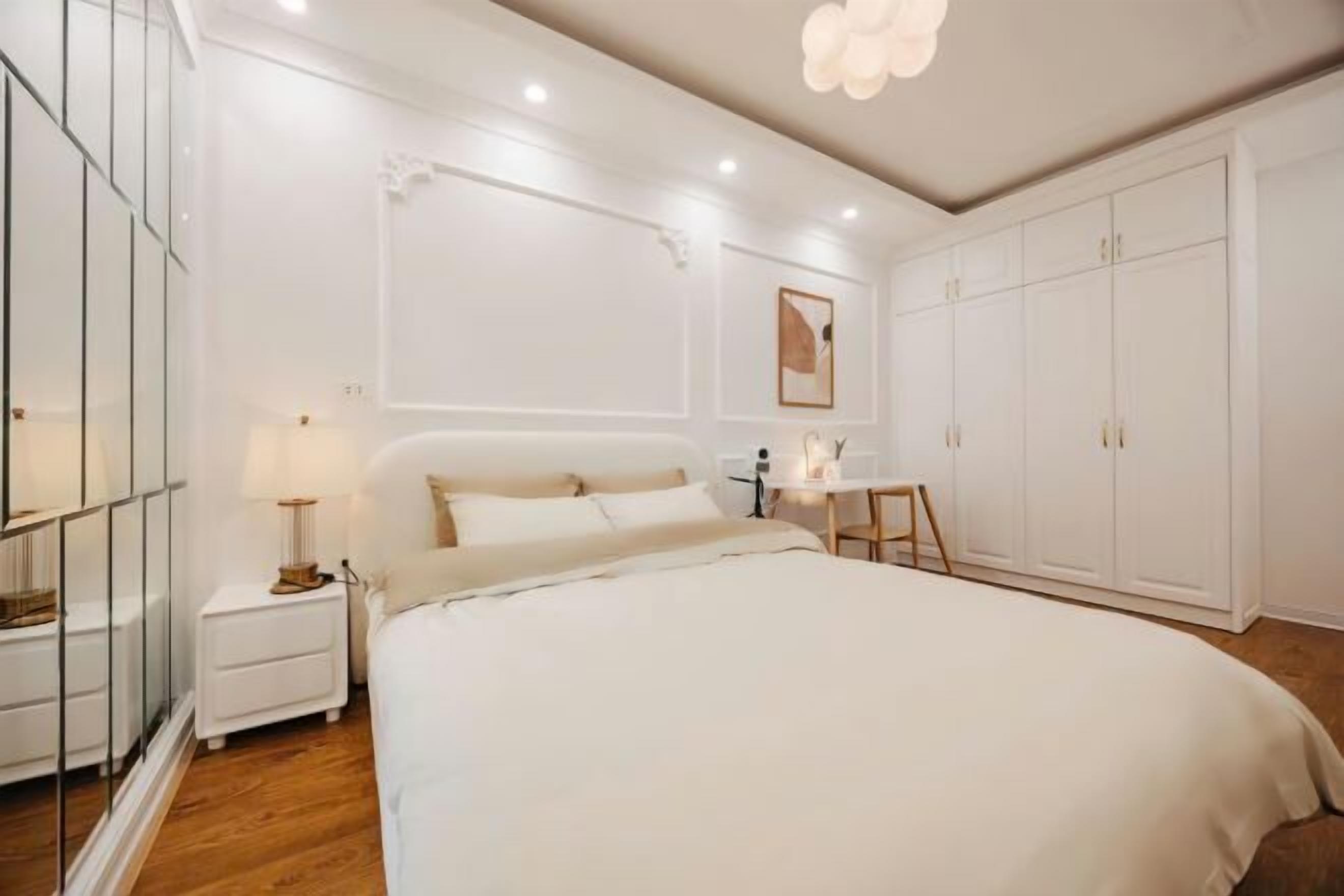 Desk, laptop workspace, soundproofing, free WiFi