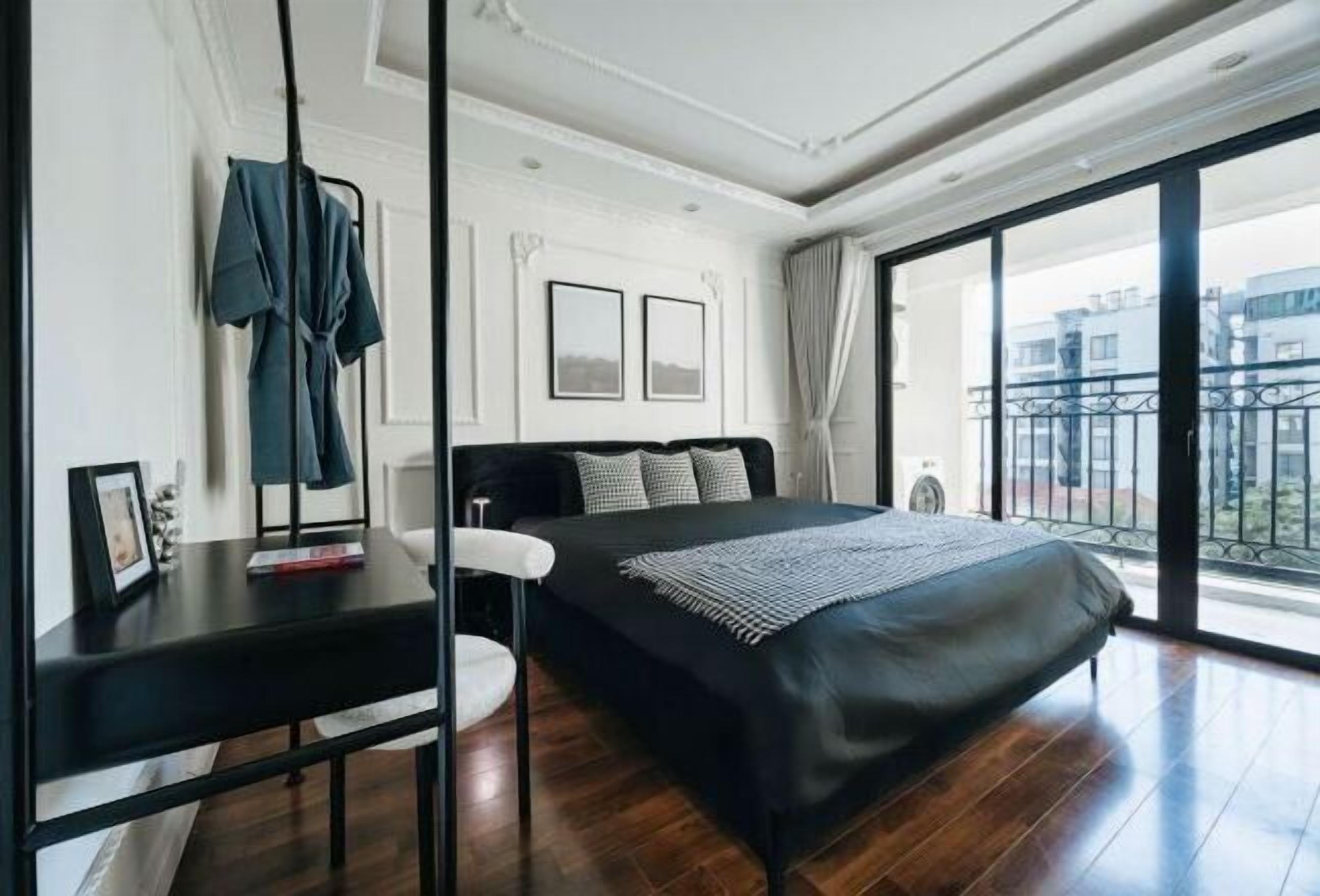 Desk, laptop workspace, soundproofing, free WiFi