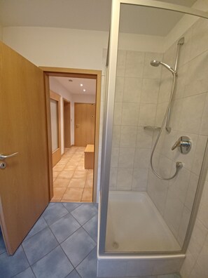 Shower, hair dryer, towels - Vacation apartment '3, 57sqm' with lake view, private balcony and Wi-Fi (Wasserburg (Bodensee))