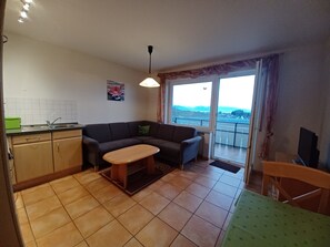 TV, stereo - Vacation apartment '3, 57sqm' with lake view, private balcony and Wi-Fi (Wasserburg (Bodensee))