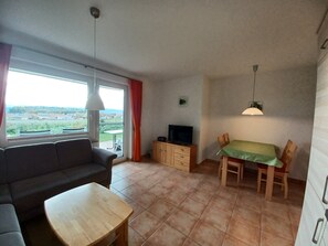 TV, stereo - Vacation apartment '3, 57sqm' with lake view, private balcony and Wi-Fi (Wasserburg (Bodensee))