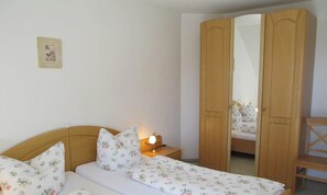 3 bedrooms, free WiFi, bed sheets - Vacation apartment '1, 70sqm' with lake view, private balcony and Wi-Fi (Wasserburg (Bodensee))