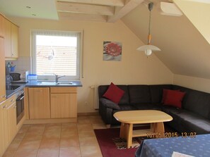 Een televisie en een stereo