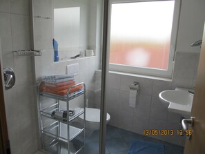 Een douche, een haardroger, handdoeken