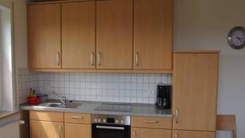 Frigorífico, microondas, horno y placa de cocina