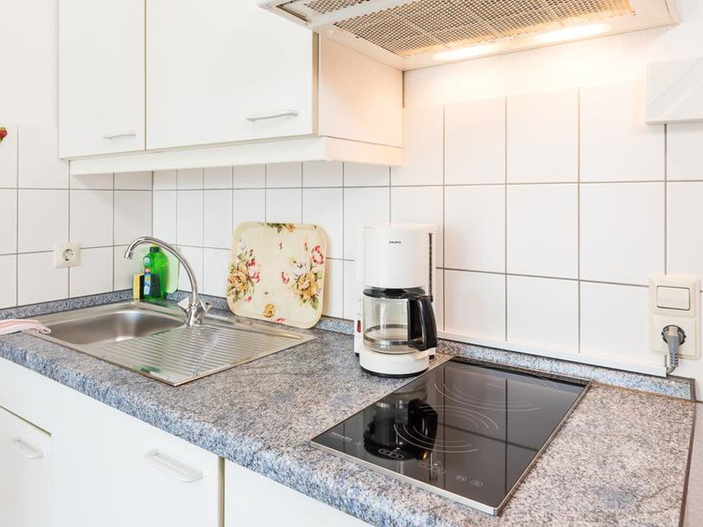 Kühlschrank, Mikrowelle, Herdplatte, Wasserkocher mit Kaffee-/Teezubehör