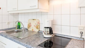 Kühlschrank, Mikrowelle, Herdplatte, Wasserkocher mit Kaffee-/Teezubehör