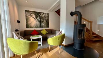 TV, lareira, mesa de pingue-pongue