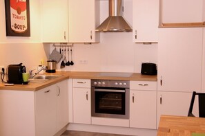 Fridge, oven, stovetop, dishwasher