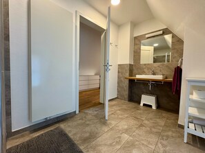 Shower, hair dryer, towels - Apartment 'Turmhaus' with Private Terrace, Private Garden and Wi-Fi (Eslohe (Sauerland))