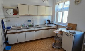 Fridge, microwave, oven, stovetop - Holiday Home 'Marienblick' with Private Terrace, Private Garden and Wi-Fi (Beeskow)
