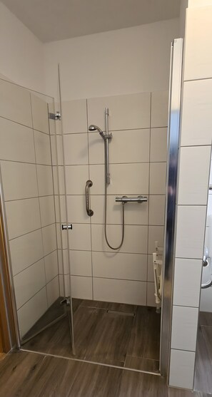 Dusj, hårføner og håndklær