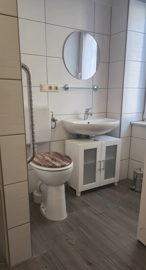 Shower, hair dryer, towels - Holiday Home 'Marienblick' with Private Terrace, Private Garden and Wi-Fi (Beeskow)