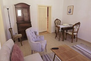 TV - Holiday Home 'Marienblick' with Private Terrace, Private Garden and Wi-Fi (Beeskow)