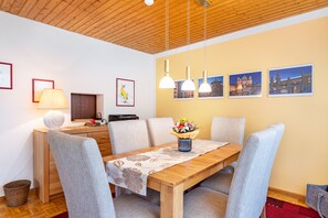 Dining - 4 stars Apartment 'Tannengeflüster' with Private Terrace, Shared Garden and Wi-Fi (Ühlingen-Birkendorf)