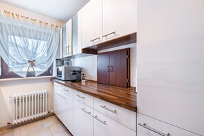 Kjøleskap, mikrobølgeovn, ovn og kokeplater