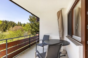 Outdoor dining - 4 stars Apartment 'Tannengeflüster' with Private Terrace, Shared Garden and Wi-Fi (Ühlingen-Birkendorf)