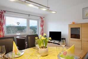 Dining - Apartment 'Hochfirst, 57qm' with Private Terrace, Shared Garden and Wi-Fi (Lenzkirch)