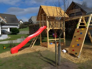 Children’s area - Apartment 'Hochfirst, 57qm' with Private Terrace, Shared Garden and Wi-Fi (Lenzkirch)