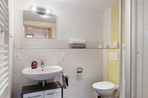 Dusche, Haartrockner, Handtücher