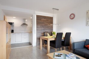 Dining - Apartment 'Hochfirst, 57qm' with Private Terrace, Shared Garden and Wi-Fi (Lenzkirch)