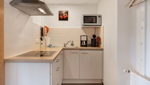 Kaffetrakter/tekoker, kjøleskap, mikrobølgeovn og ovn