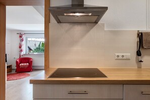 Fridge, microwave, oven, stovetop - Apartment 'Pflumberg, 46qm' with Private Terrace, Shared Garden and Wi-Fi (Lenzkirch)