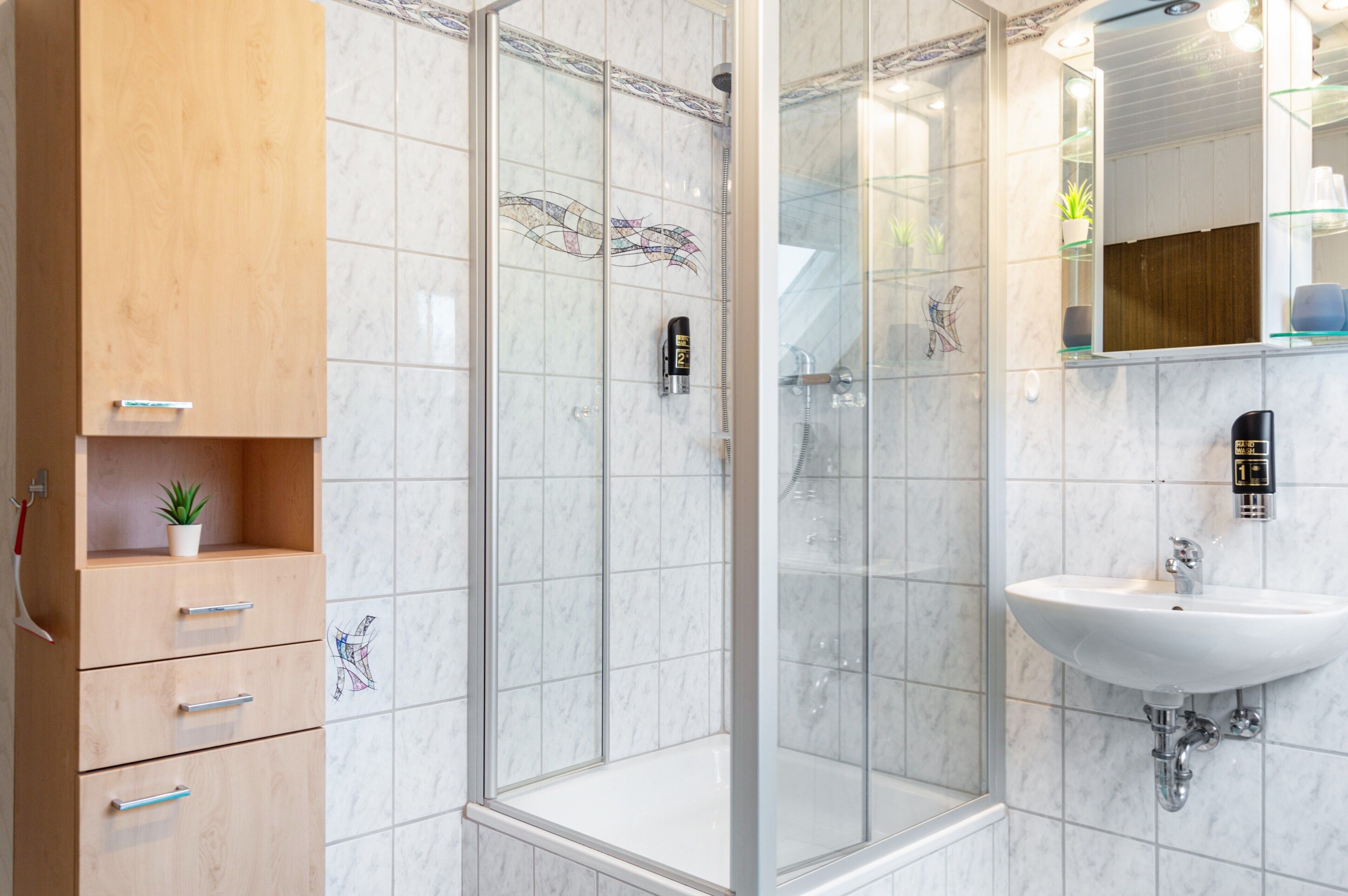 Douche, sèche-cheveux, serviettes fournies