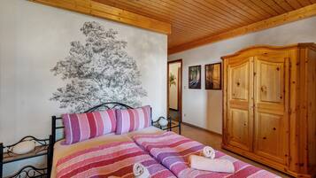 2 bedrooms, bed sheets