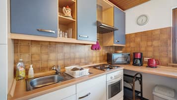 Kühlschrank, Mikrowelle, Wasserkocher mit Kaffee-/Teezubehör