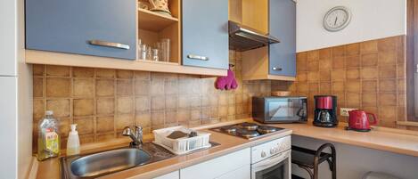 ثلاجة، ميكروويف، ماكينة لصنع القهوة/الشاي، مستلزمات طهي/أطباق/أوعية