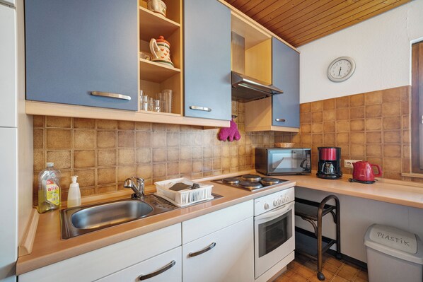 Kühlschrank, Mikrowelle, Wasserkocher mit Kaffee-/Teezubehör