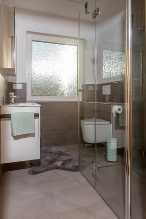 Douche, sèche-cheveux, serviettes fournies