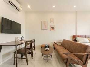 Superior Studio, 1 Queen Bed, Kitchen, City View | Living area