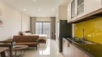 Superior Studio, 1 Queen Bed, Kitchen, City View | Private kitchen