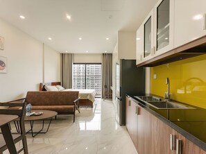 Estudio superior, 1 cama Queen size, cocina, vista a la ciudad | Cocina privada | Refrigerador, microondas, parrilla de estufa y tetera eléctrica 