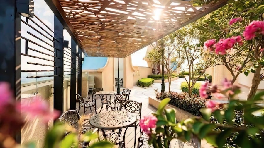 D El Dorado Westlake Luxury Apartments