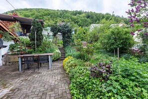 Outdoor dining - Apartment '95qm, 2 Schlafräume' with Mountain View, Shared Terrace and Wi-Fi (Todtnau)