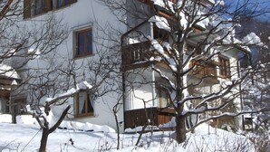 A multi-story building with a snow-covered roof and windows, surrounded by bare trees. - Apartment '95qm, 2 Schlafräume' with Mountain View, Shared Terrace and Wi-Fi (Todtnau)