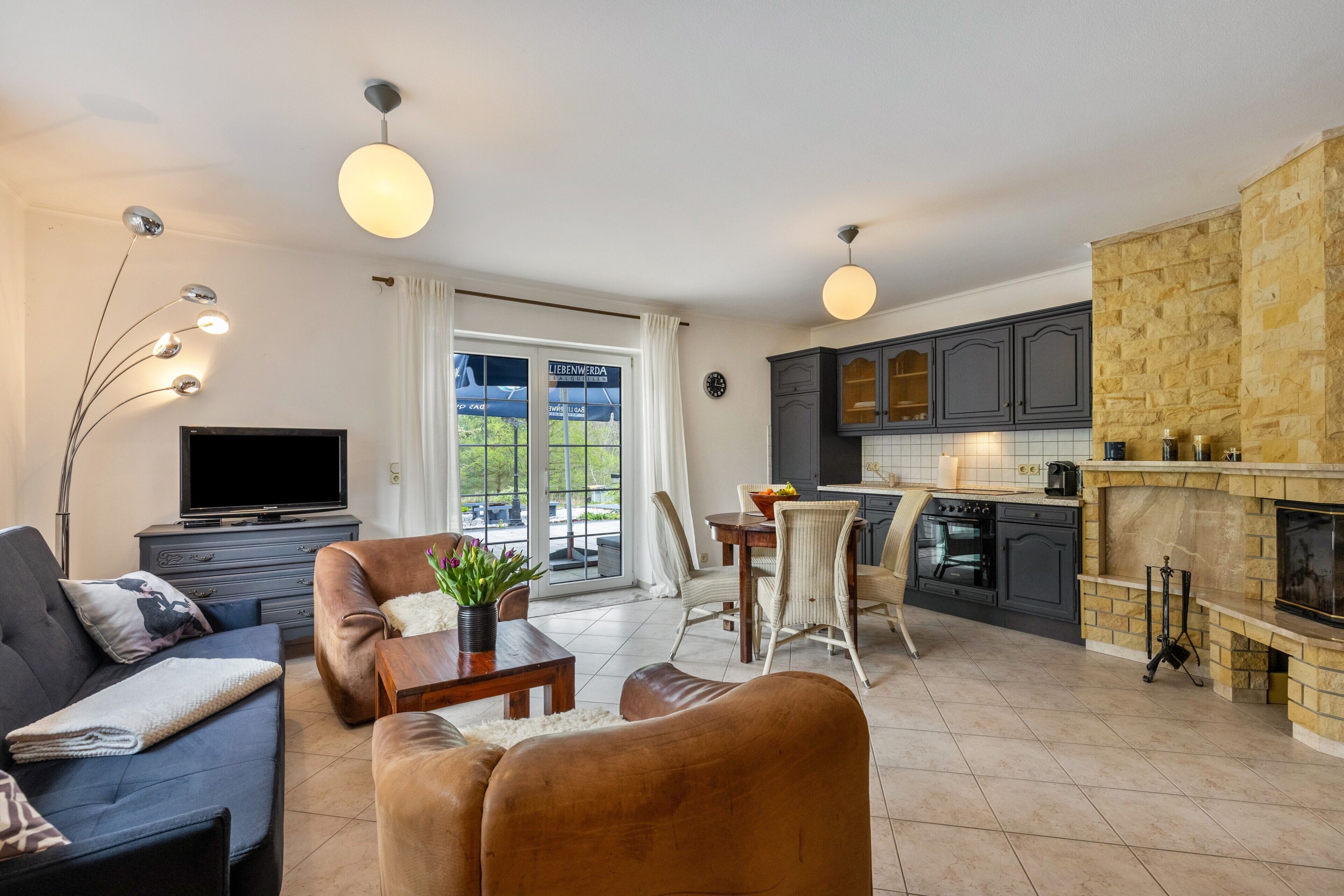 Televisión, chimenea, mesa de ping pong