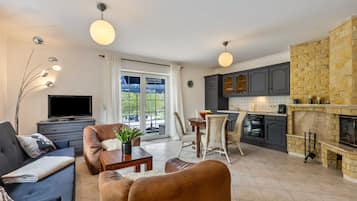 Televisión, chimenea, mesa de ping pong