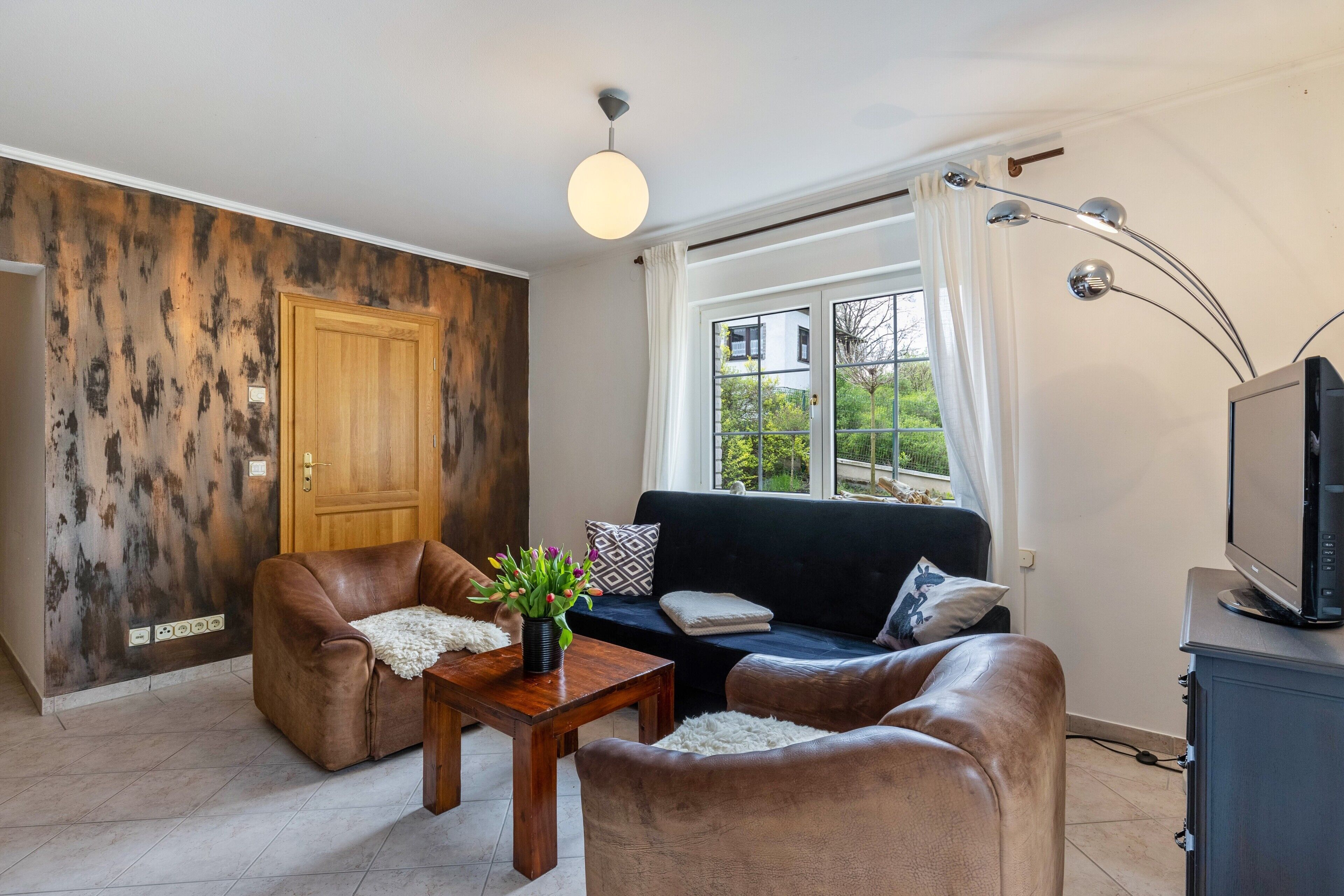 TV, fireplace, ping pong