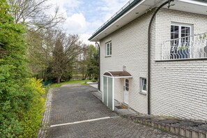 Exterior - Holiday Apartment 'Am Wasser' with Lake View, Shared Terrace and Wi-Fi (Groß Lindow)