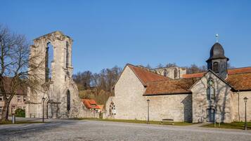 Eine historische Steinkirche mit einem Glockenturm und einer großen, gewölbten Ruine.