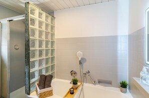 Dusche, Haartrockner, Handtücher