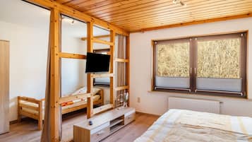 3 bedrooms, iron/ironing board, free WiFi, bed sheets