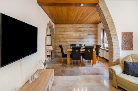 TV. Holiday Home 'Fewo Jaeger' with Mountain View and Wi-Fi